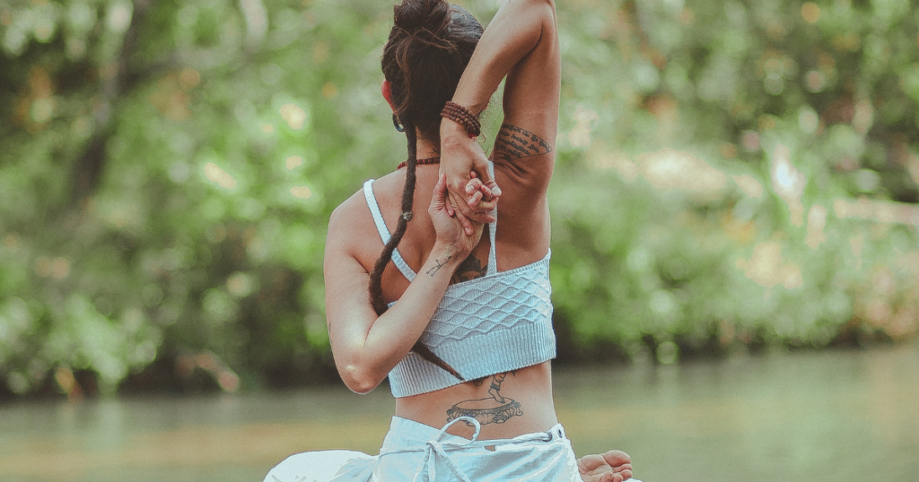 ヨガをする女性