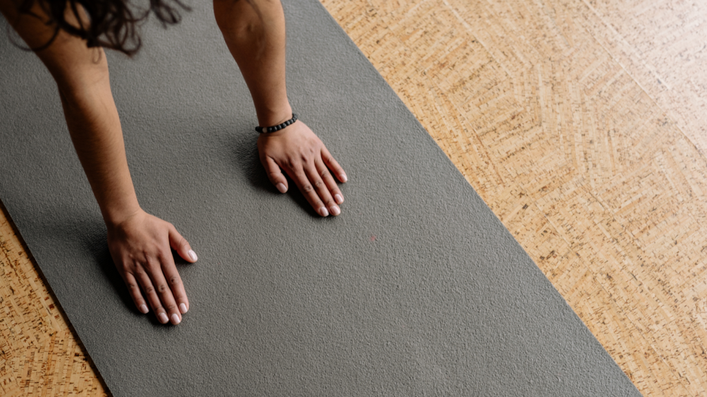 ヨガマットと手