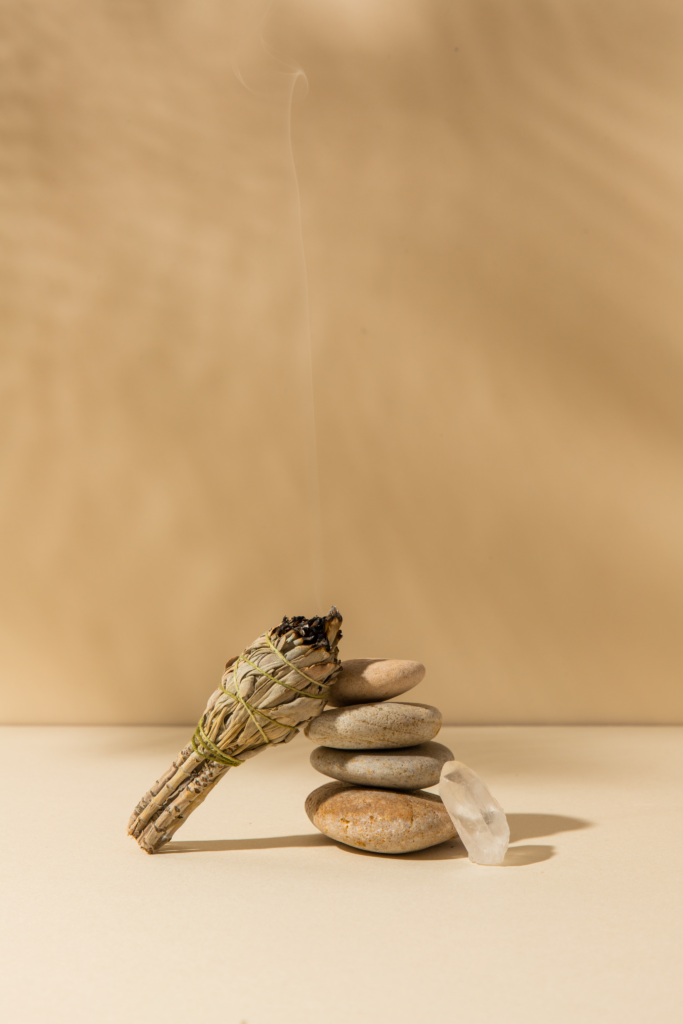 石とクリスタルと葉っぱ