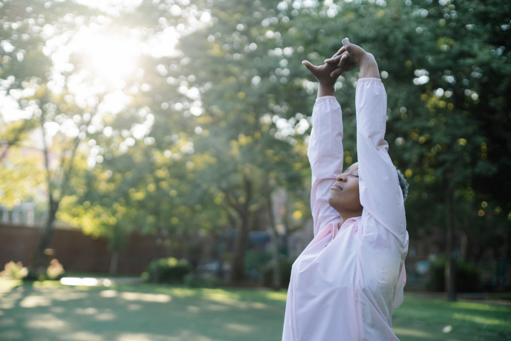 深呼吸する女性