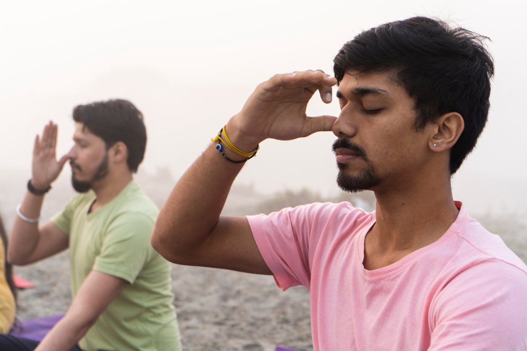 呼吸法を行う男性